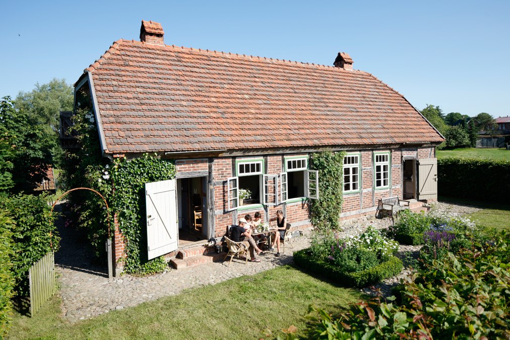 Frühstücksterrasse vor der alten Tagelöhnerkate, © Hauke Dressler Frühstücksterrasse vor der alten Tagelöhnerkate, © Hauke Dressler