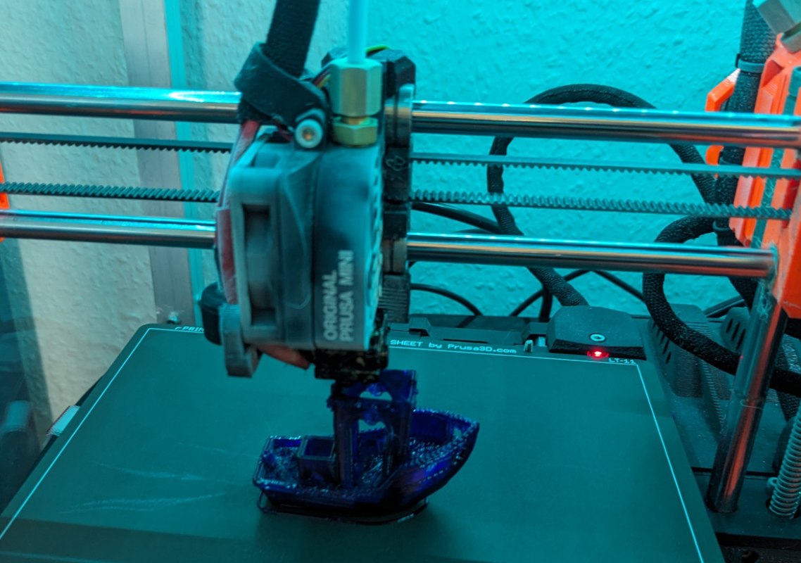 3D Drucker bei der arbeit. Gedruckt wird Benchy // &copy; Hacklabor.de