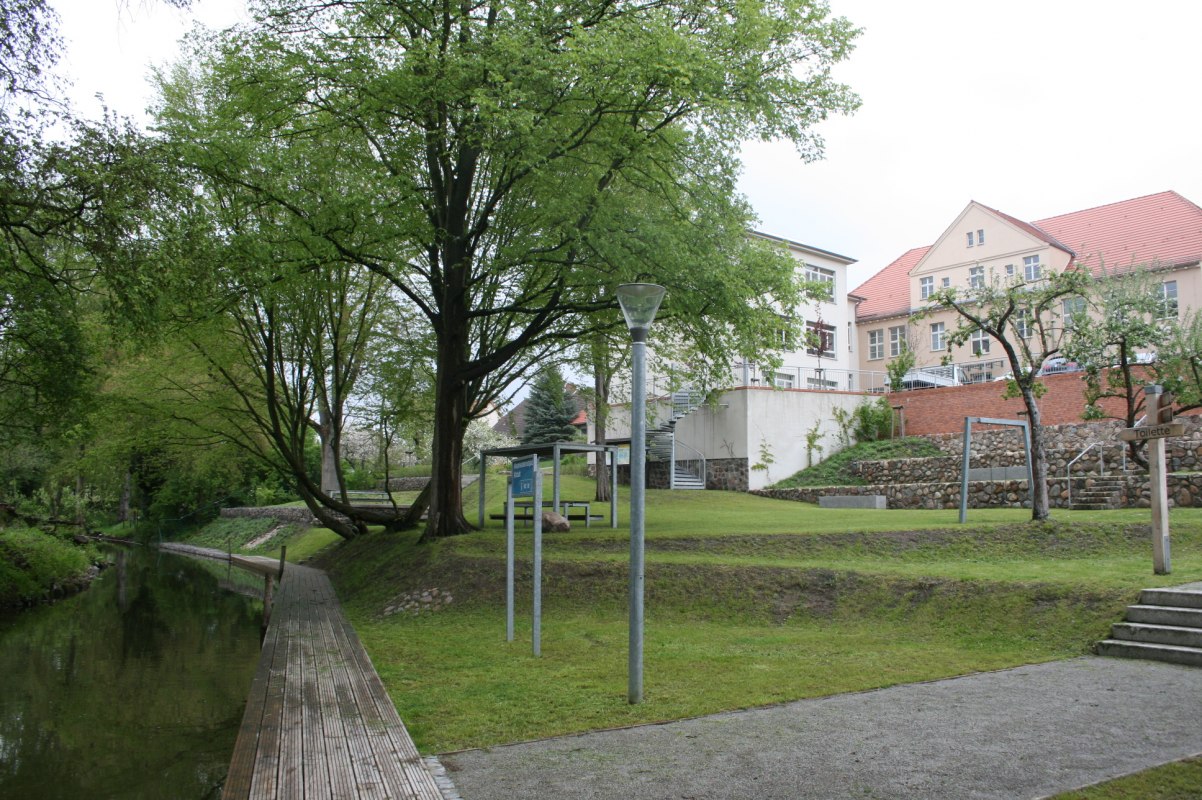 Rustplaats voor waterwandelingen in de oude stad achter de kerk // © REGiO Nord mbH Rustplaats voor waterwandelingen in de oude stad achter de kerk // © REGiO Nord mbH