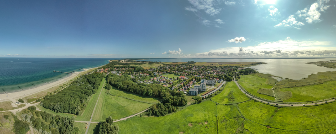 Die Apartmentanlage &bdquo;Zwei Wasser&ldquo; &ndash; Das Zuhause an der Ostsee im idyllischen Ostseebad Wustrow auf dem Dar&szlig; // &copy; K&K Ferienimmobilien GmbH & Co.KG