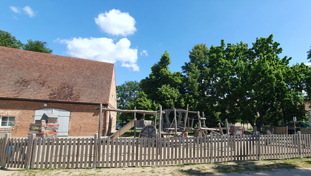 Spielplatz Schlossinsel, © Amt Mecklenburgische Kleinseenplatte Spielplatz Schlossinsel, © Amt Mecklenburgische Kleinseenplatte