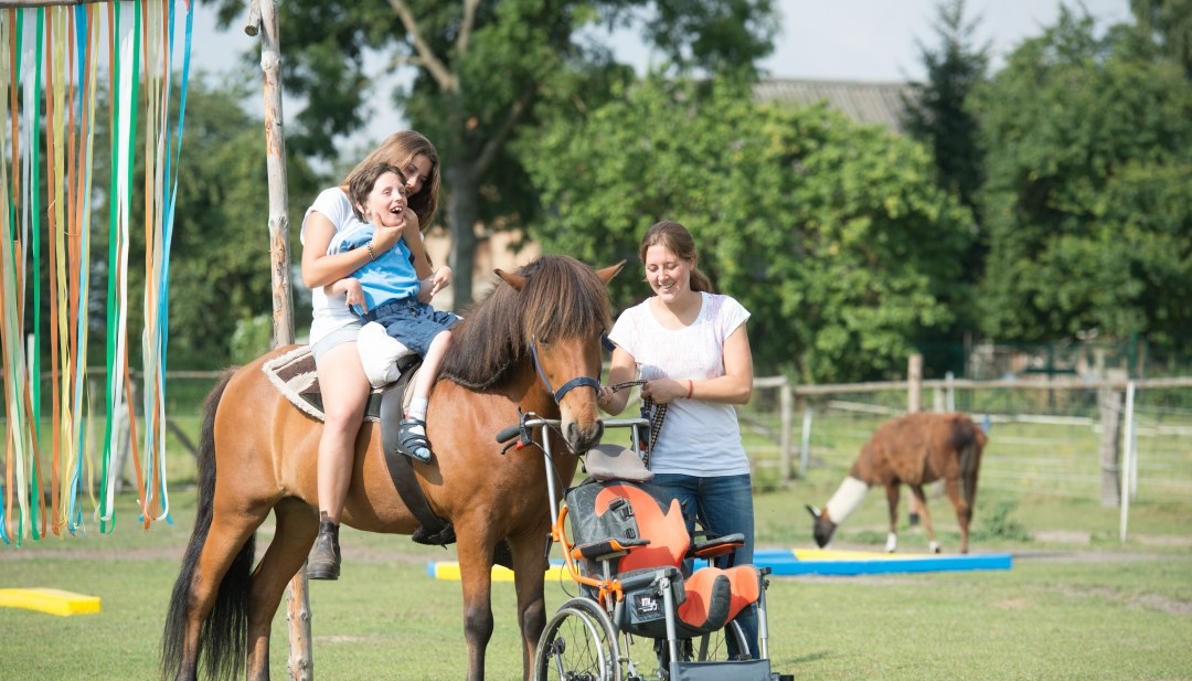 Tussen de Oostzee en het Mecklenburgse merengebied bieden maneges mensen met een handicap de mogelijkheid om paarden te ervaren. // &copy; MV-T/Hafemann