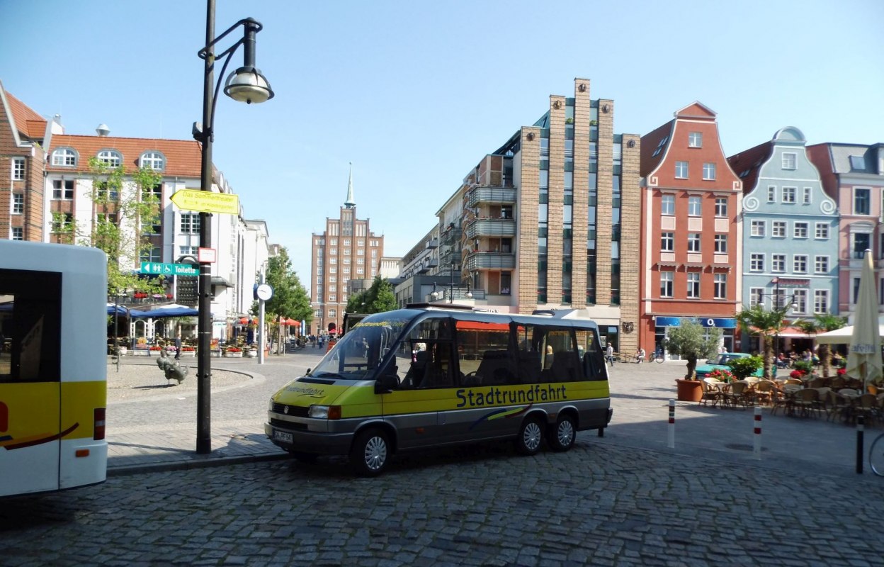 Unser 12-Sitzer Panoramabus am Universitätsplatz // © © SF Unser 12-Sitzer Panoramabus am Universitätsplatz // © © SF