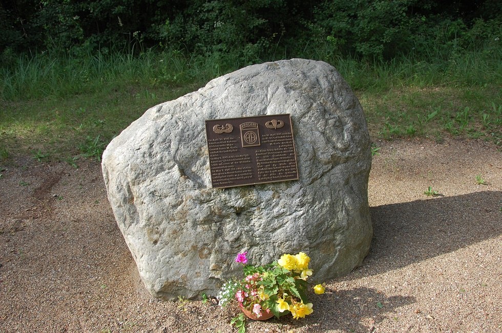 Deze gedenksteen werd opgericht ter ere van de bevrijders. // &copy; Gabriele Skorupski