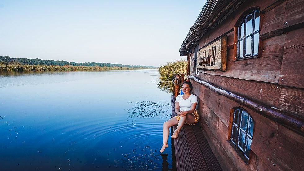 Für Entspannen in der Natur eignet sich am besten eine Fahrt mit dem Floß entlang der Peene // © MV-T/WorldonaBudget Für Entspannen in der Natur eignet sich am besten eine Fahrt mit dem Floß entlang der Peene // © MV-T/WorldonaBudget