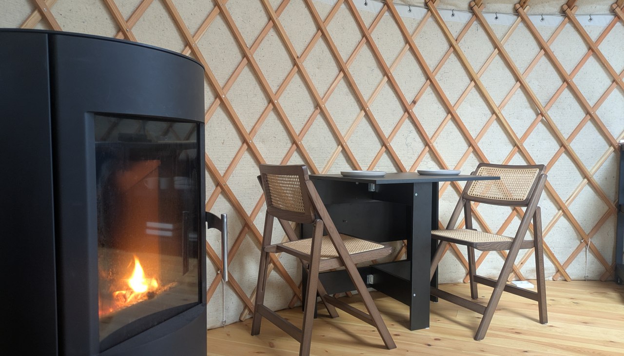 Kachel in de yurt - dus heerlijk knus, zelfs in de winter, © Weingut Hasseldorf / Lüke Kachel in de yurt - dus heerlijk knus, zelfs in de winter, © Weingut Hasseldorf / Lüke