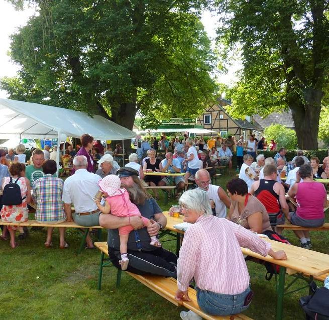 Kaffee und Kuchen im gro&szlig;en schattigen Kirchgarten // &copy; Horst fechner