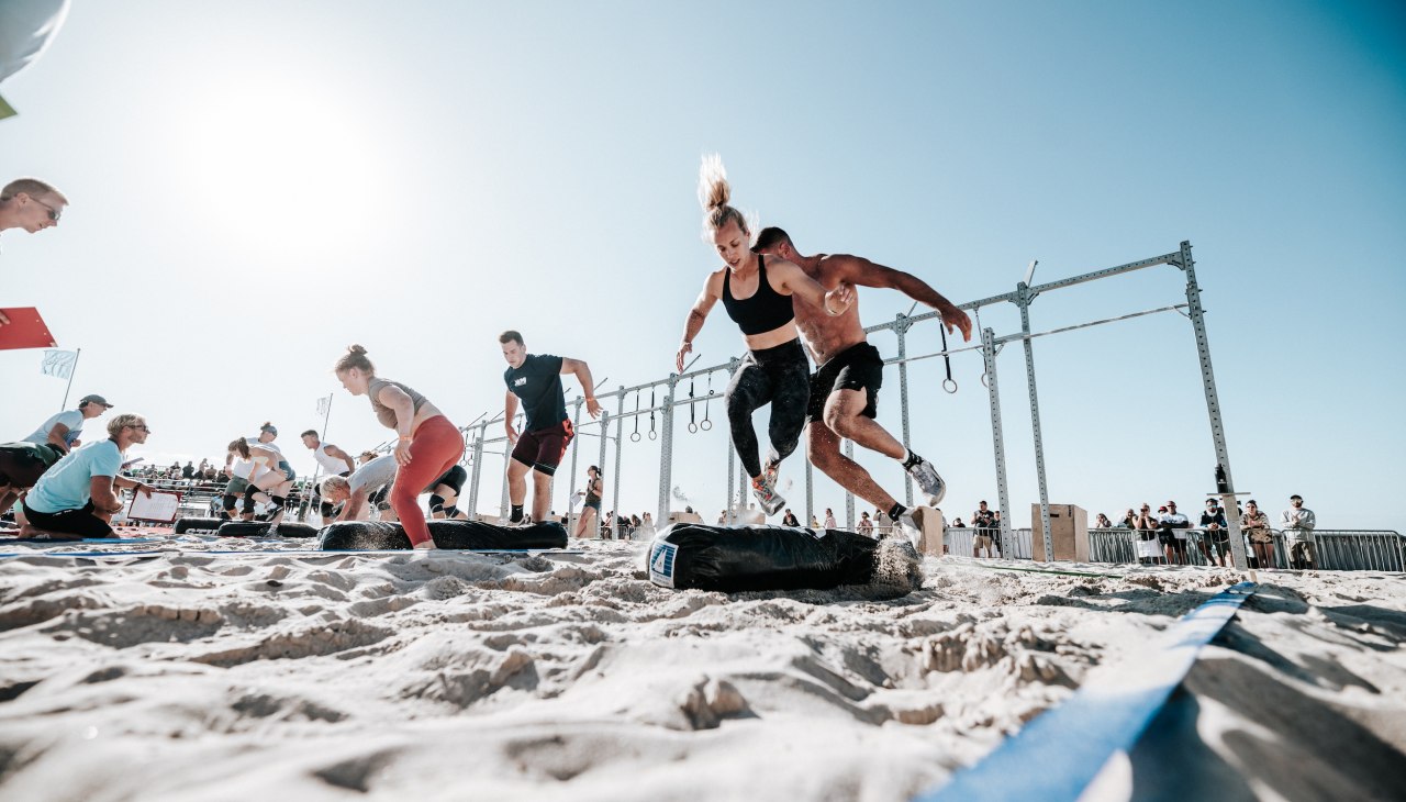 Springen über den "Worm" als Team in der Strand Arena Warnemünde beim Battle The Beach Fitness Wettkampf, © Tino Wichmann Springen über den "Worm" als Team in der Strand Arena Warnemünde beim Battle The Beach Fitness Wettkampf, © Tino Wichmann