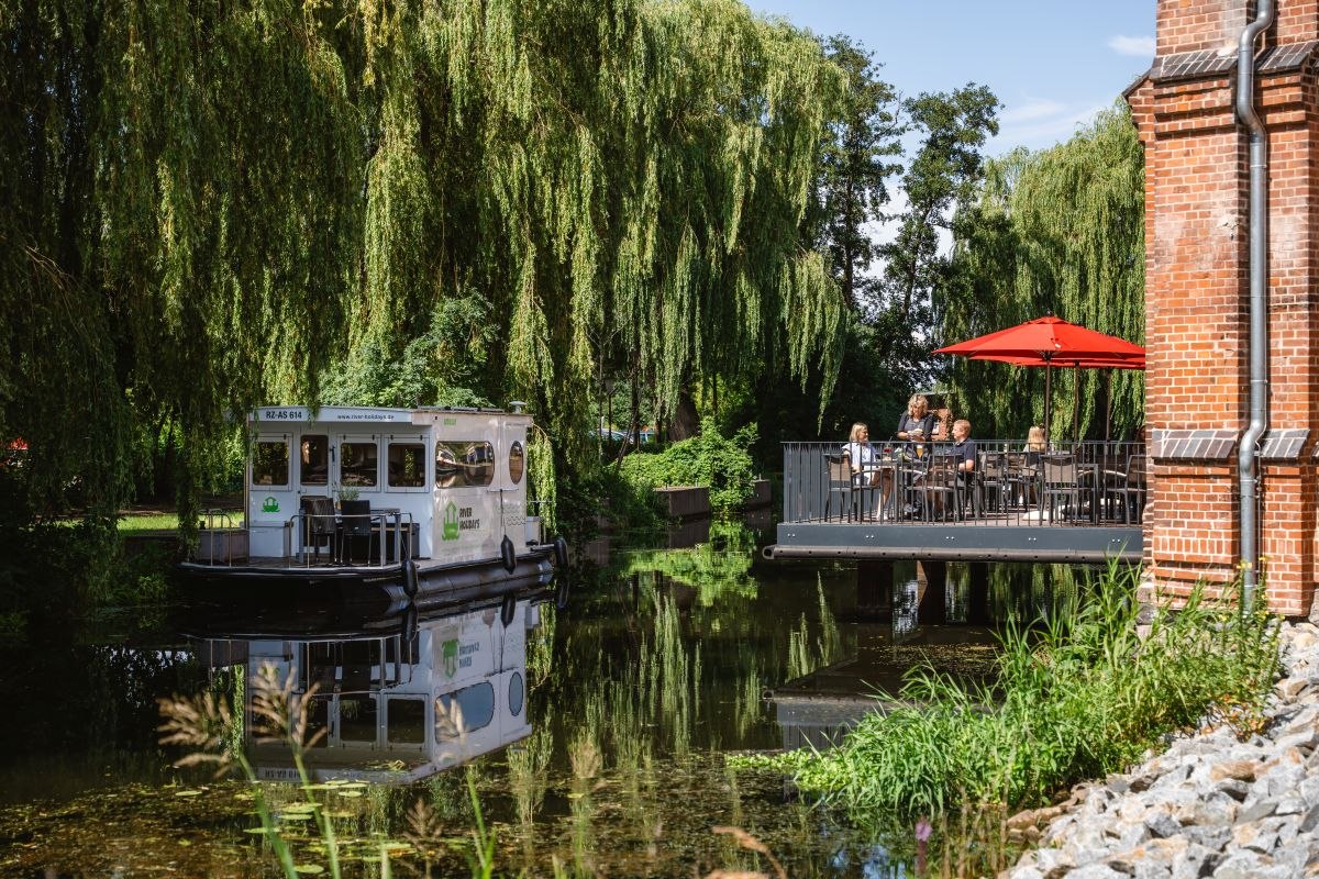 Mit dem Hausboot durch die Innenstadt bis zur Kulturmühle von Parchim // © MV-T/Erik Gross Mit dem Hausboot durch die Innenstadt bis zur Kulturmühle von Parchim // © MV-T/Erik Gross
