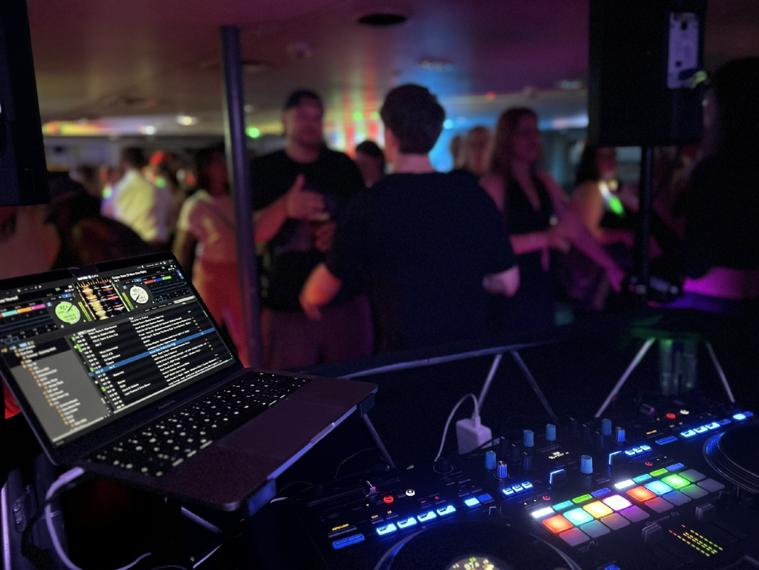 DJ an BordDJ-Pult mit Laptop und Mischpult w&auml;hrend einer Partyveranstaltung an Bord der MS Adler Vineta. // &copy; Adler-Schiffe