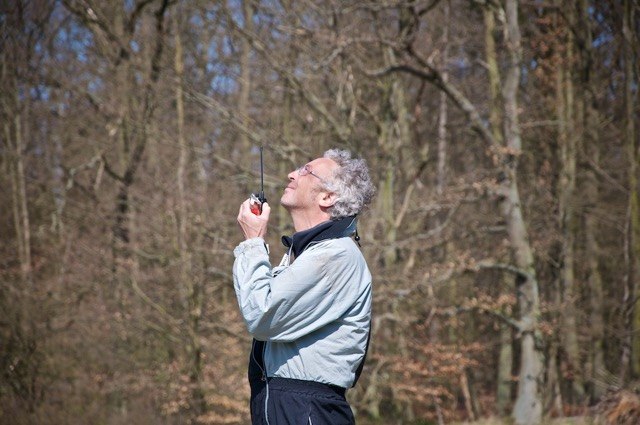Vlieginstructeur op de radio // &copy; Norddeutsche Gleitschirmschule GmbH