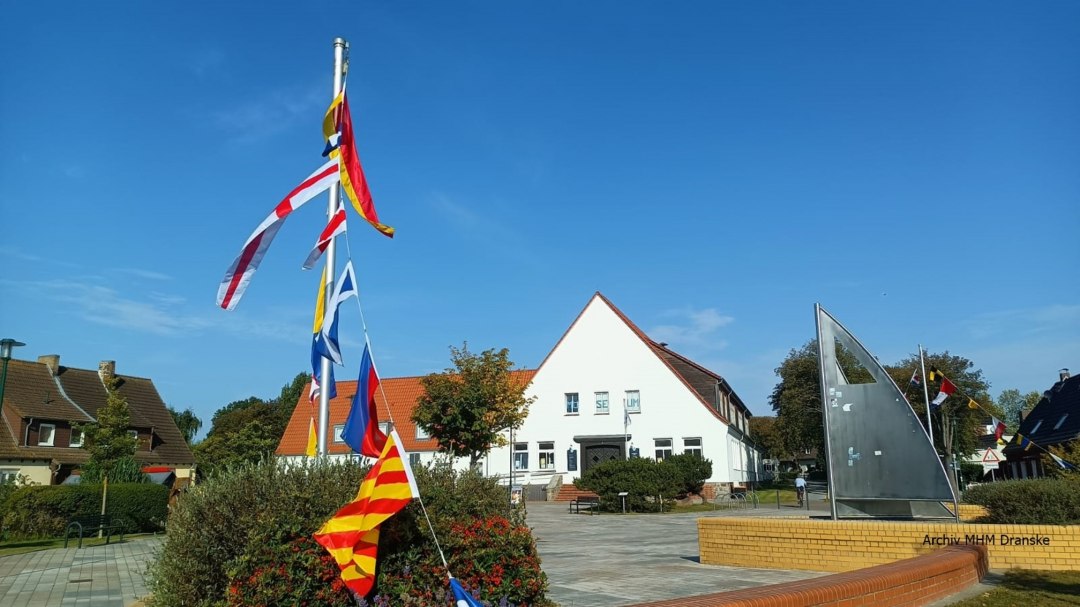 Vorplatz und alte Schule, © Archiv MHM Dranske Vorplatz und alte Schule, © Archiv MHM Dranske