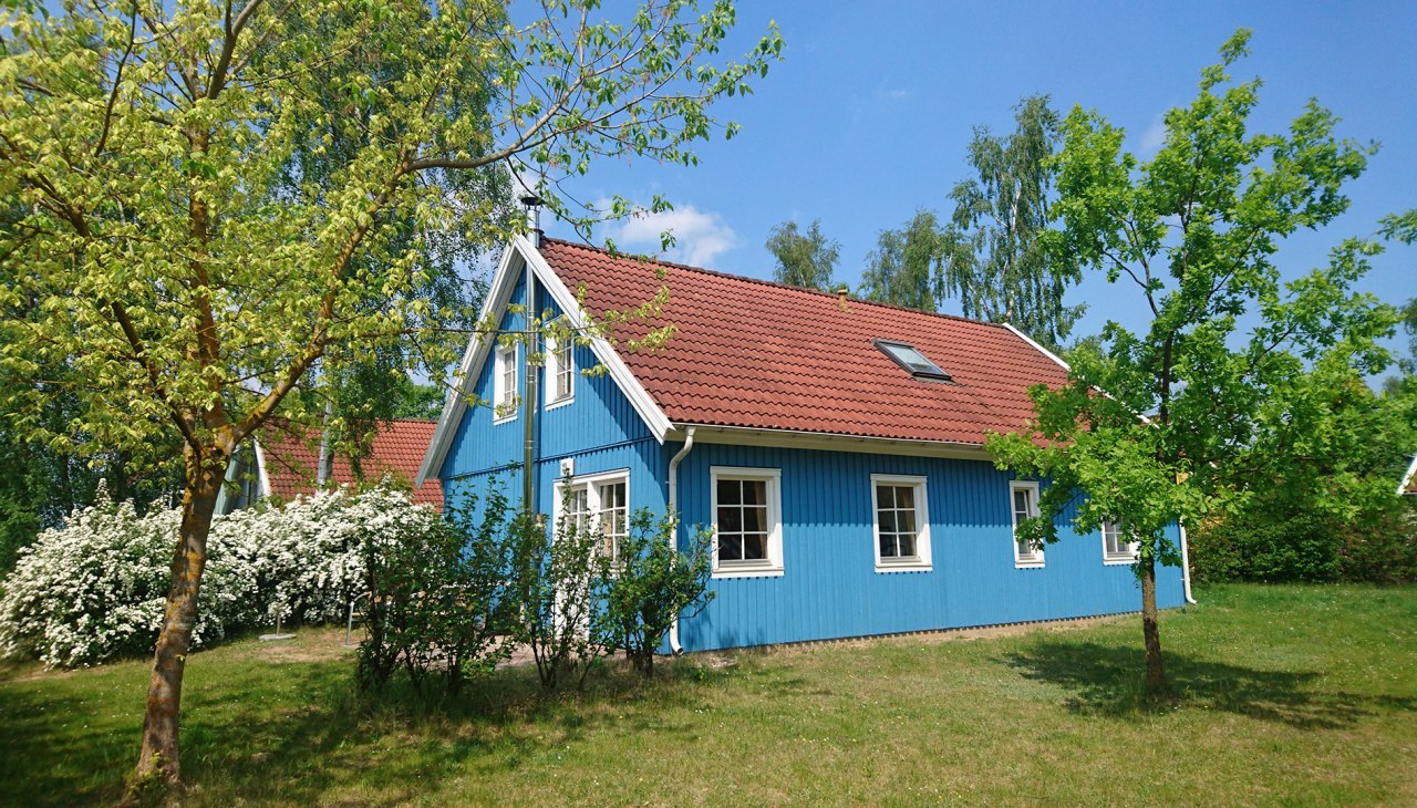 Farbenfrohe Ferienhäuser, zum Teil auch mit Kamin, © Juliane Duwe / Müritzparadies GmbH Farbenfrohe Ferienhäuser, zum Teil auch mit Kamin, © Juliane Duwe / Müritzparadies GmbH