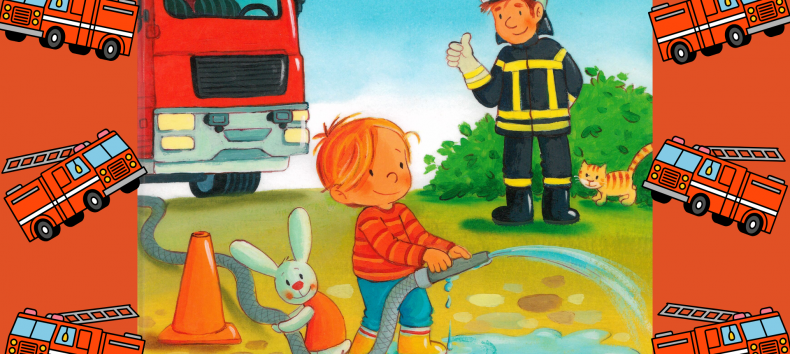 Ein Feuerwehrmann in Arbeitskleidung spricht mit dem kleinen Max, der den Wasserschlauch halten darf. Neben Max hilft ein kleiner Hase beim Halten des Feuerwehrschlauchs. // &copy; Stadtbibliothek Stralsund