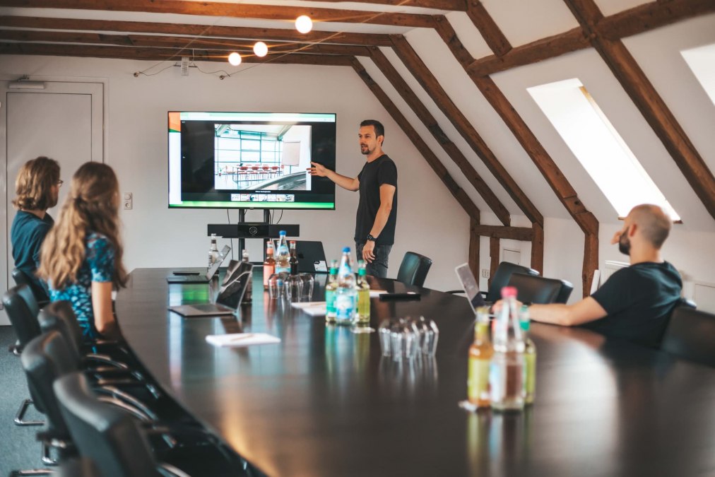 Konferenzraum mit moderner Präsentationstechnik. Ideal für Besprechungen, Workshops oder strategische Planungen., © Michelle Dynio Konferenzraum mit moderner Präsentationstechnik. Ideal für Besprechungen, Workshops oder strategische Planungen., © Michelle Dynio