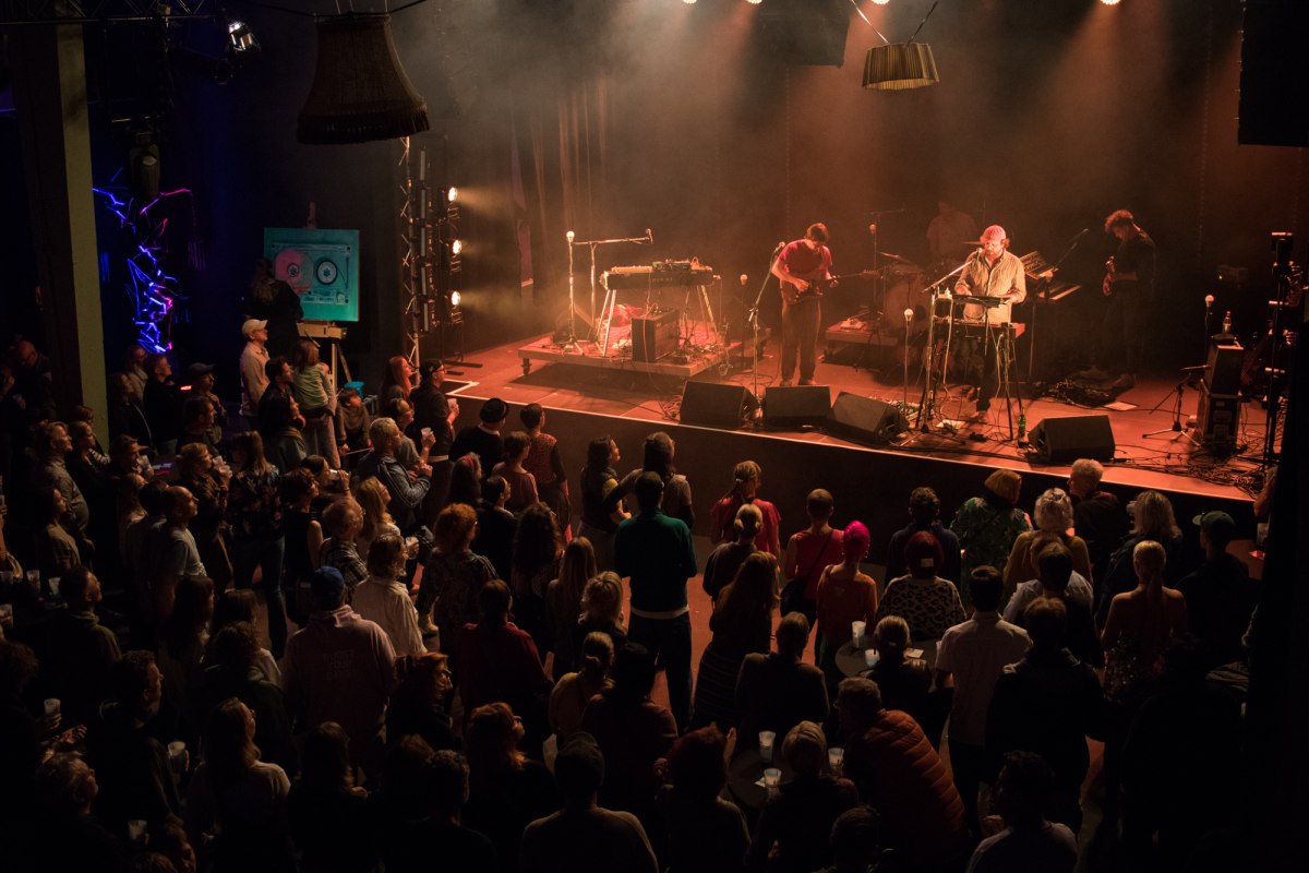 Volle zaal op de concertavond tijdens Studio am See 2025. // &copy; Simon Voigt