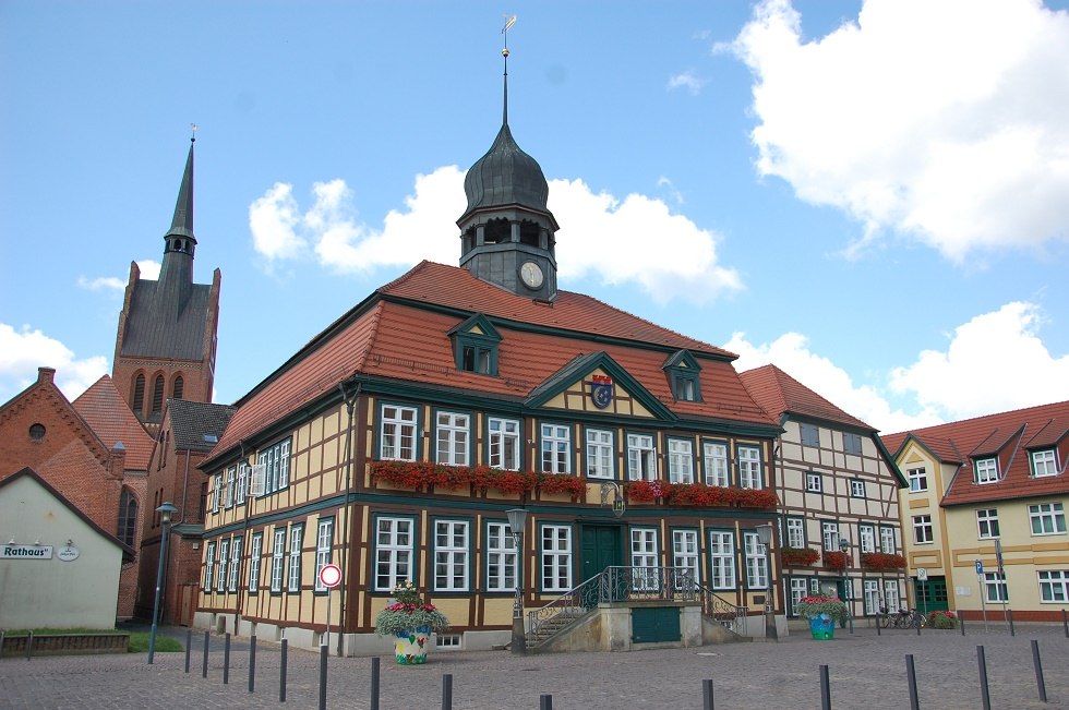 Das Grabower Rathaus steht repr&auml;sentativ im Zentrum der Fachwerkstadt. // &copy; Gabriele Skorupski