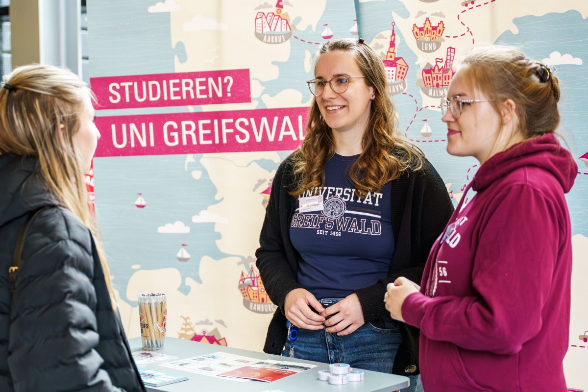 Zwei Studentinnen beraten eine Schülerin zum Studium in Greifswald // © Gina Heitmann/UG Zwei Studentinnen beraten eine Schülerin zum Studium in Greifswald // © Gina Heitmann/UG