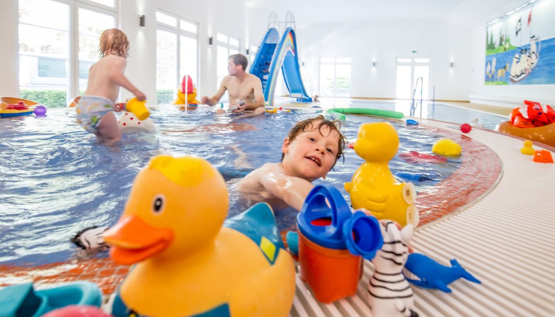 Mit der Wasserrutsche, unz&auml;hligen Quietsche-Enten, Gie&szlig;kannen, Eimern und Co. ist im Kleinkindbecken immer gen&uuml;gend geboten. // &copy; MV-T/Krauss