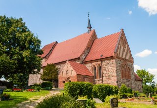 Kirche seitlich schräg dem Hang nach oben fotografiert. // © Frank Burger Kirche seitlich schräg dem Hang nach oben fotografiert. // © Frank Burger