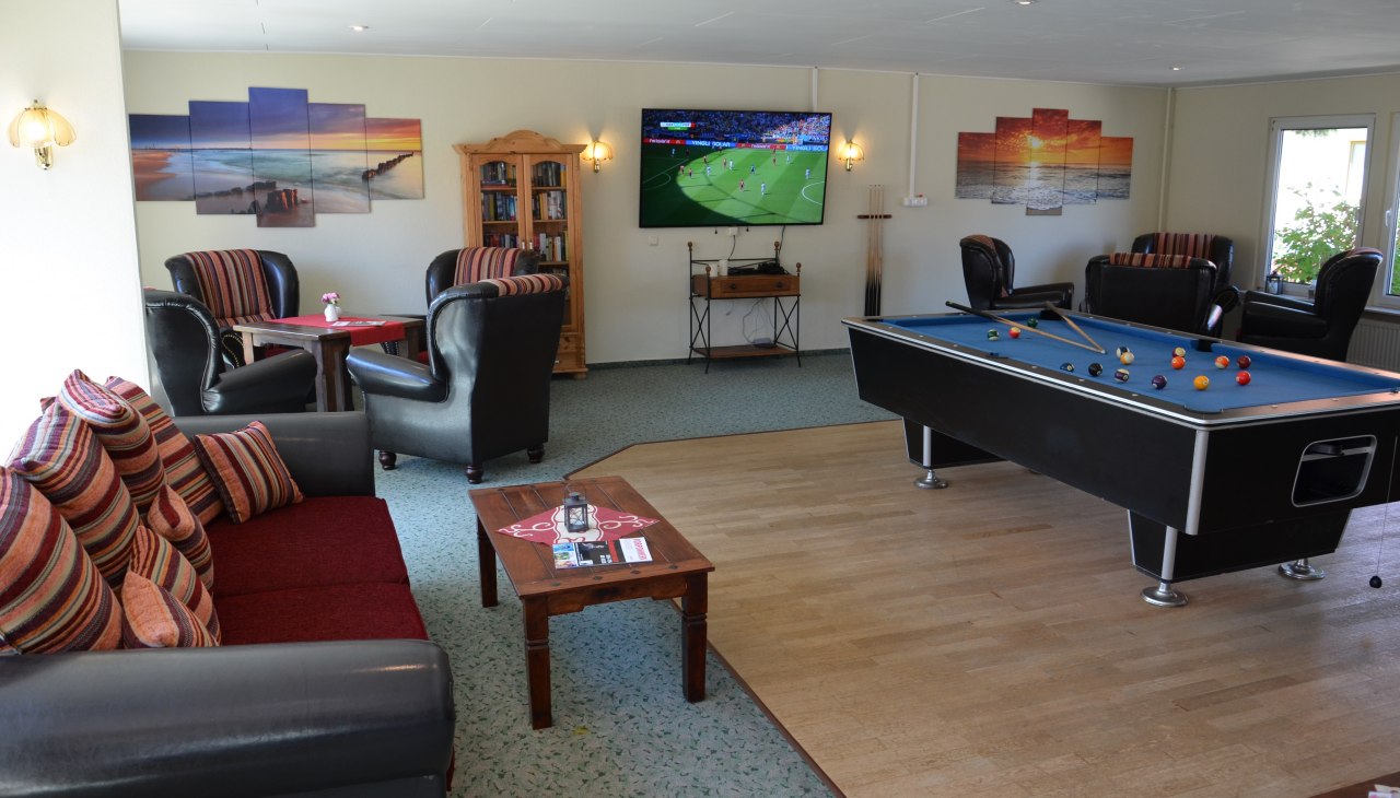 Clubruimte met minibibliotheek, biljart en Sky, © Hotel & Restaurant Pommerscher Hof Clubruimte met minibibliotheek, biljart en Sky, © Hotel & Restaurant Pommerscher Hof