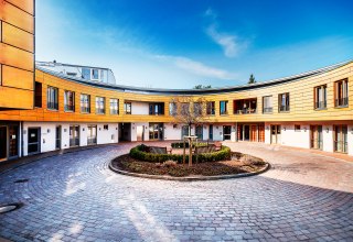 Fassade der Kurzzeitpflege Gartenhöhe // © Netzwerk für Menschen Fassade der Kurzzeitpflege Gartenhöhe // © Netzwerk für Menschen