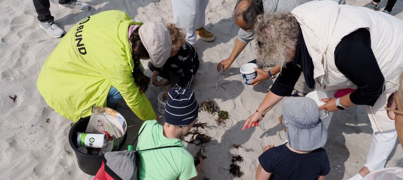 Zusammen entdecken wir die Sch&auml;tze des Strandes // &copy; J&ouml;rg Schmiedel