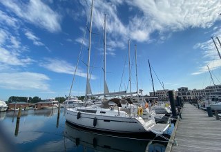 Wir erwarten Sie am Steg G, Trollys zum Transport von Gep&auml;ck und Proviant stehen bereit., &copy; byc