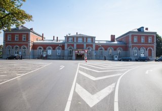 Der Bahnhof von der Stra&szlig;enseite aus. // &copy; Frank Burger