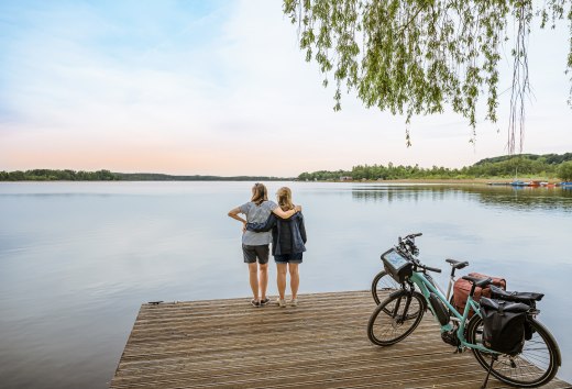 Mit dem Fahrrad auf dem Fernradweg Berlin-Kopenhagen am Krakower See // © MV-T/Tiemann Mit dem Fahrrad auf dem Fernradweg Berlin-Kopenhagen am Krakower See