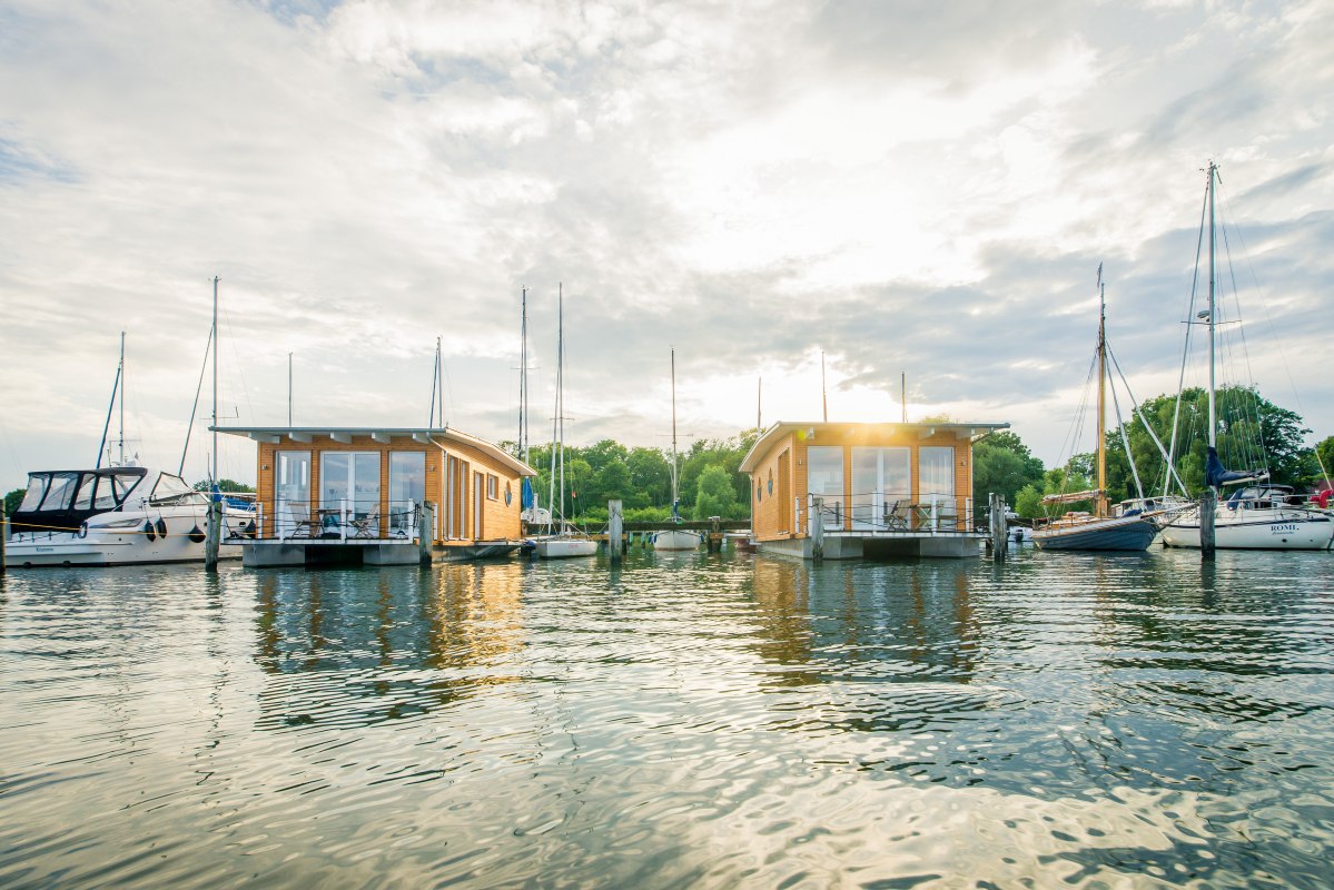 Hausboote im Naturhafen Krummin // © Naturhafen-Krummin GmbH Hausboote im Naturhafen Krummin // © Naturhafen-Krummin GmbH