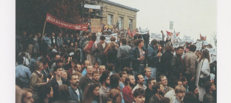 Das Bild zeigt die Demonstration auf dem Alten Garten am 23. Oktober 1989. // © Volker Jennerjahn Das Bild zeigt die Demonstration auf dem Alten Garten am 23. Oktober 1989. // © Volker Jennerjahn