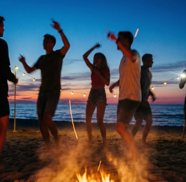 DJ-Set am Strand zum Sonnenuntergang // &copy; KI-generiert