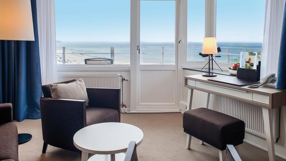 Panorama-Eckzimmer mit Balkon & Meerblick // © Hotel NEPTUN Panorama-Eckzimmer mit Balkon & Meerblick // © Hotel NEPTUN