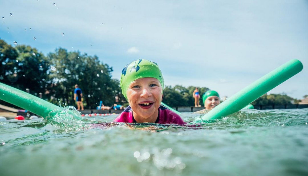 Schwimmkurse f&uuml;r Kinder beim Kinderschwimmen an der Badeanstalt Glambecker See // &copy; MV-T/Gaensicke