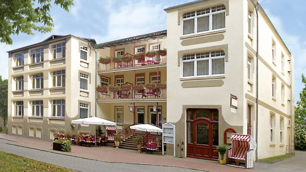 Außenansicht StrandHotel Graal-Müritz // © StrandHotel Graal-Müritz Außenansicht StrandHotel Graal-Müritz // © StrandHotel Graal-Müritz