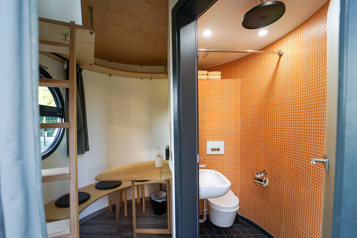 Erdgeschoss im slube Hotel mit Duschkabine und WC. // © slube Erdgeschoss im slube Hotel mit Duschkabine und WC. // © slube