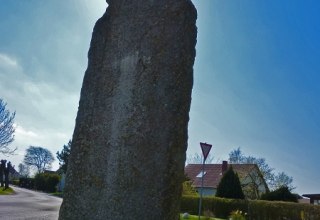 der übermannsgroße Sühnestein am Ortseingang von Schaprode // © Archäo Tour Rügen der übermannsgroße Sühnestein am Ortseingang von Schaprode // © Archäo Tour Rügen