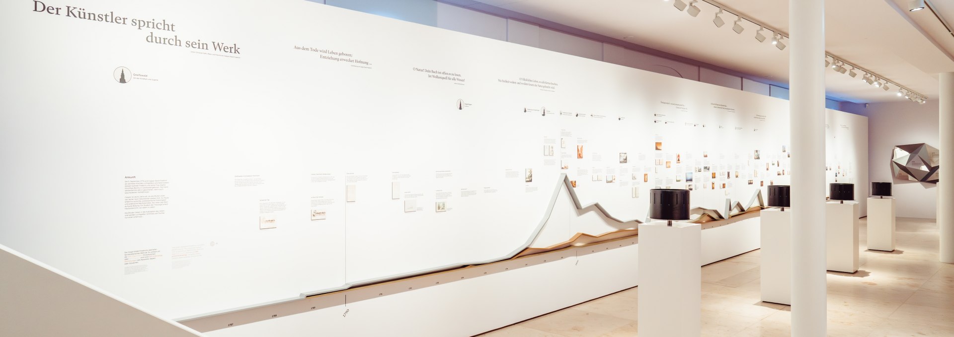 Lichte tentoonstellingsruimte met Caspar David Friedrich exposities in het Pommerse Staatsmuseum in Greifswald.