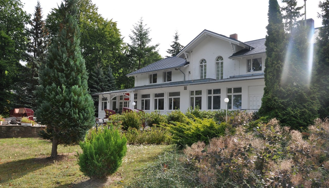 Hotel Weißes Schloß Heringsdorf - Außenansicht Terasse, © TMV/Fischer Hotel Weißes Schloß Heringsdorf - Außenansicht Terasse, © TMV/Fischer