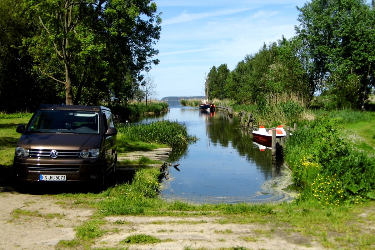 An unserer Anlegestelle im Stichkanal haben wir Platz für Boote bis 70 cm Tiefgang // © Naturcampingplatz Lassan An unserer Anlegestelle im Stichkanal haben wir Platz für Boote bis 70 cm Tiefgang // © Naturcampingplatz Lassan