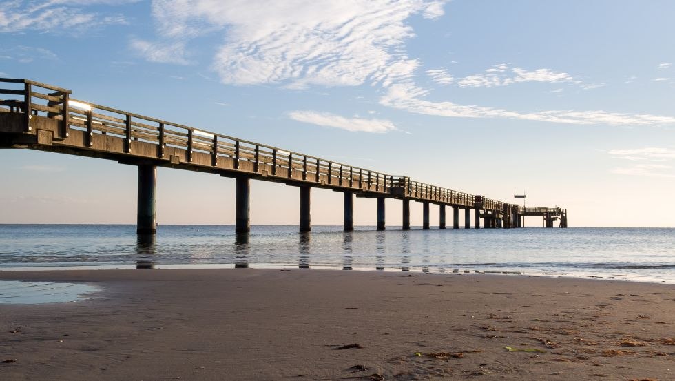 De 290 meter lange pier in de kustplaats aan de Oostzee Boltenhagen // &copy; Moritz Kertzscher