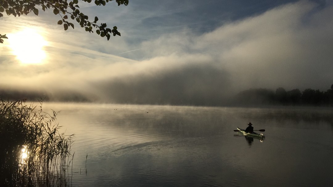 Paddler auf dem Gobenowsee am Morgen zwischen Sonne und Regenfront., © Susanne Zobel Paddler auf dem Gobenowsee am Morgen zwischen Sonne und Regenfront., © Susanne Zobel