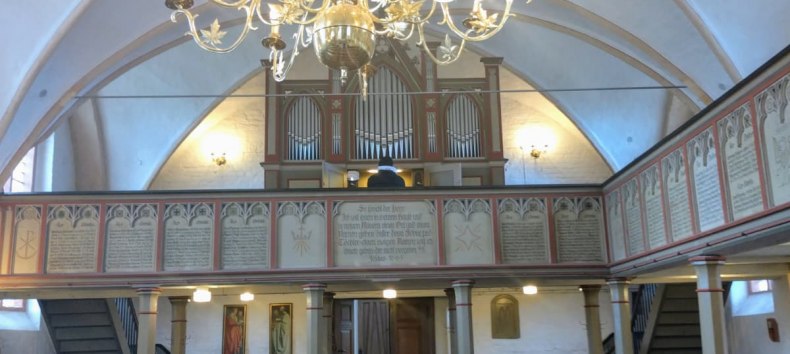 an der Gr&uuml;newald-Orgel Kr&ouml;slin // &copy; Britta Fl&ouml;dl