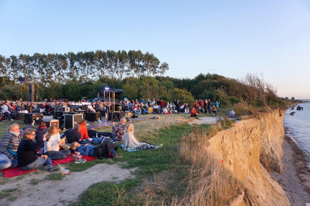 Abschlusskonzert der Kozertreihe "Naturklänge" 2017 am Hohen Ufer zwischen Ahrenshoop und Wustrow, © Kurverwaltung Ahrenshoop · Foto Désirée Holzerland