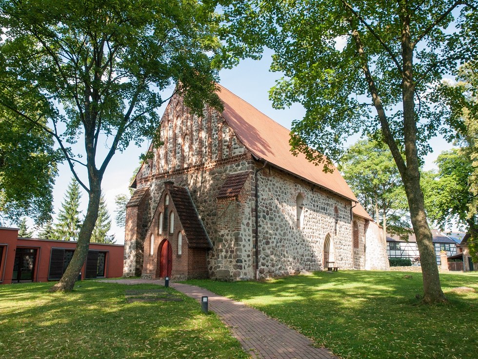 Kirche Vilz seitlich von vorne mit modernem Anbau // &copy; Frank Burger