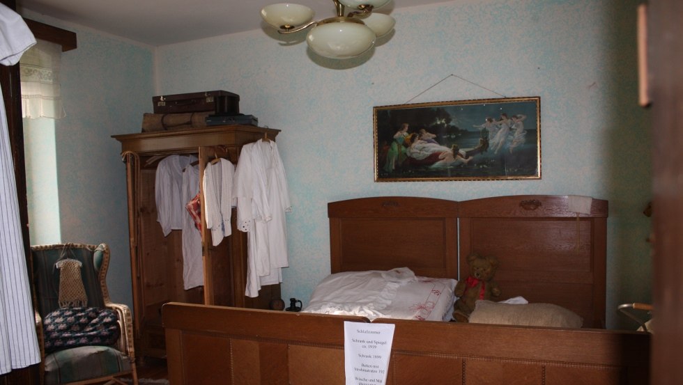 Originalschlafzimmer Heimatstube Wustrow, © Mecklenburgische Kleinseenplatte Touristik GmbH Originalschlafzimmer Heimatstube Wustrow, © Mecklenburgische Kleinseenplatte Touristik GmbH