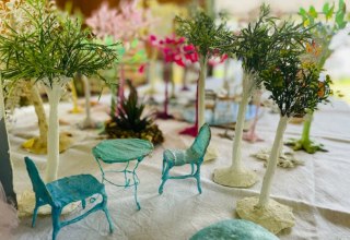 Doris Helene Günzel präsentiert die faszinierende Welt der Miniaturen aus Lehm, Holz, Keramik, Pappe … // © proVie Theater Doris Helene Günzel präsentiert die faszinierende Welt der Miniaturen aus Lehm, Holz, Keramik, Pappe … // © proVie Theater
