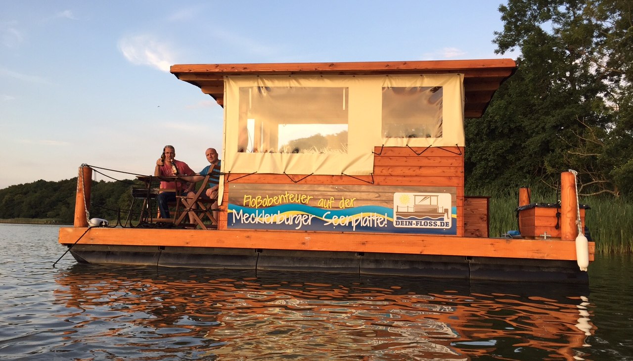 Entspannung pur auf dem führerscheinfreien Floß, © dein-floss.de Entspannung pur auf dem führerscheinfreien Floß, © dein-floss.de