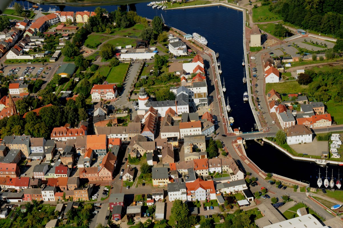 Luftbild Stadtzentrum Seebad Ueckerm&uuml;nde mit Schloss der Pommerschen Herz&ouml;ge // &copy; Walter Graupner